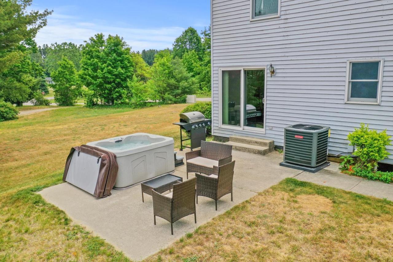 Long Lake Retreat- Hot Tub, Pool Table, Firepit Traverse City Exterior photo